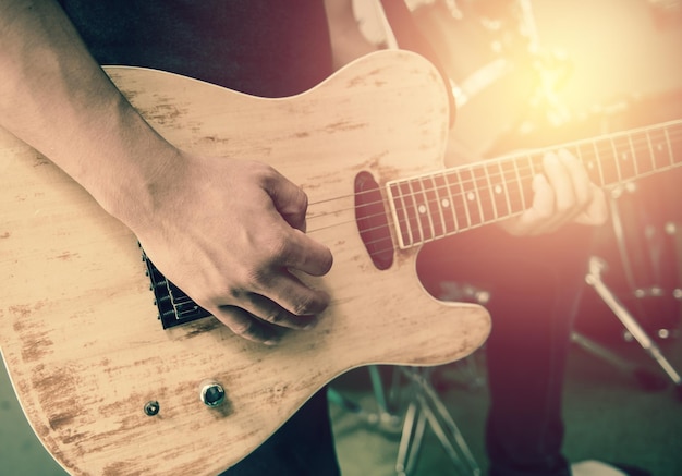 Section médiane d'un homme jouant de la guitare