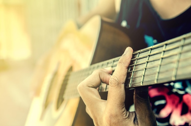 Section médiane d'un homme jouant de la guitare