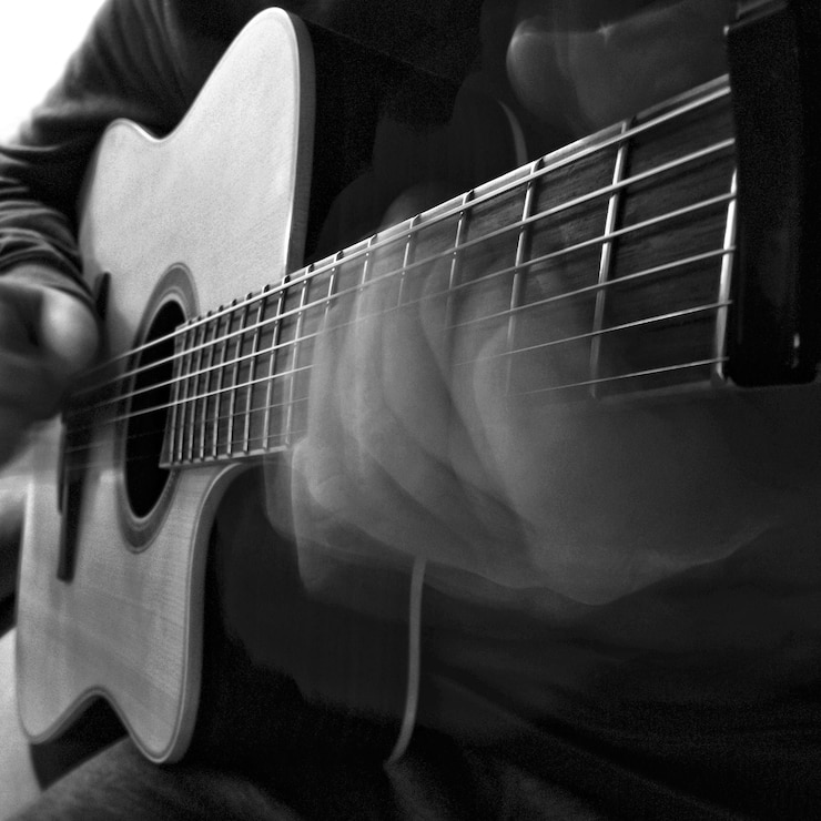 Photo section médiane d'un homme jouant de la guitare