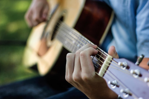 Section médiane d'un homme jouant de la guitare