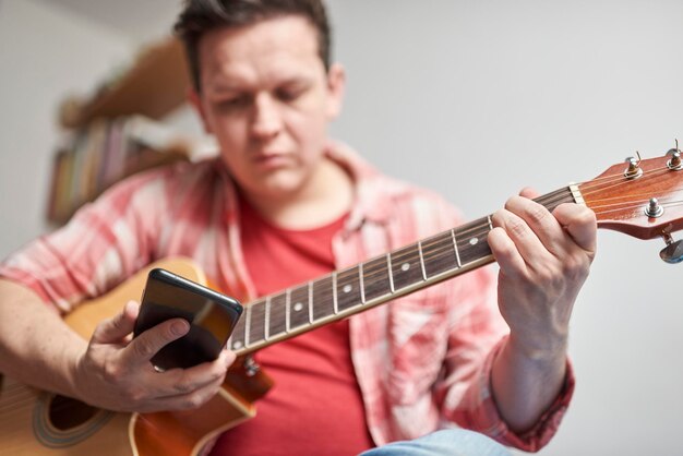 Photo section médiane d'un homme jouant de la guitare