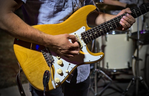 Section médiane d'un homme jouant de la guitare