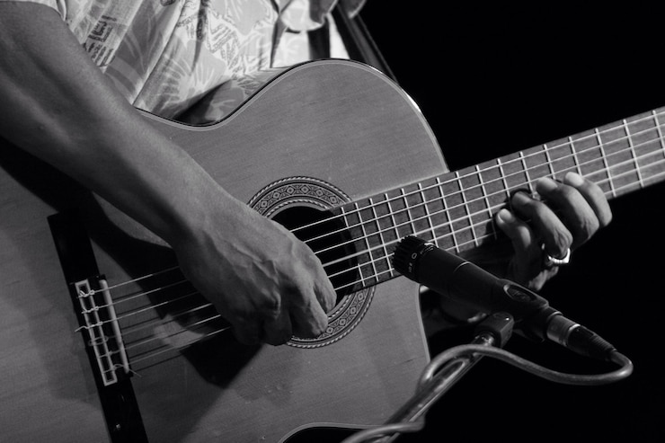 Photo section médiane d'un homme jouant de la guitare