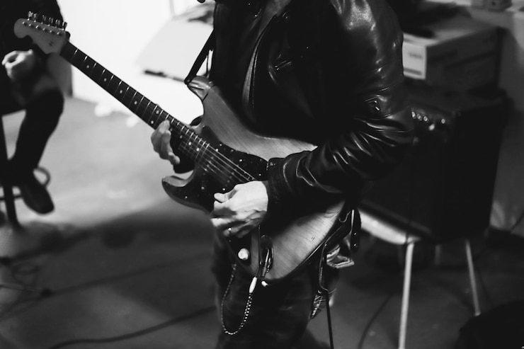 Photo section médiane d'un homme jouant de la guitare