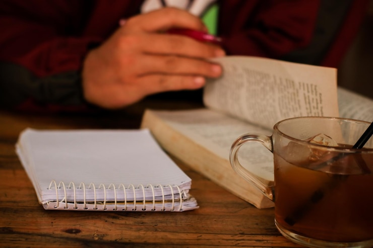 Photo section médiane d'un homme lisant un livre sur une table