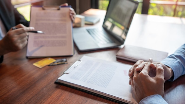 Photo section médiane d'un homme lisant un livre sur une table