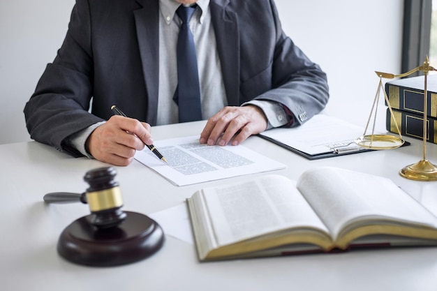 Section médiane d'un homme lisant un livre