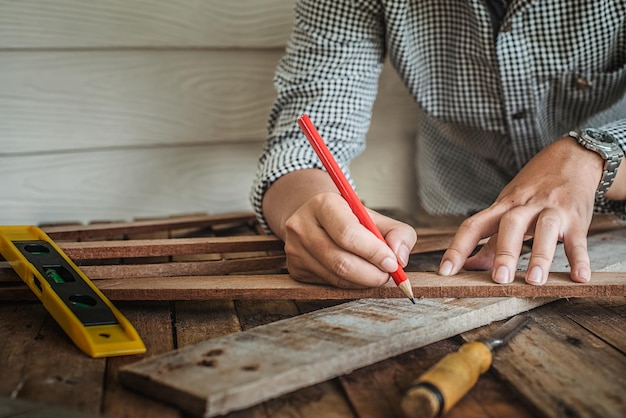 Section médiane d'un homme marquant sur une planche à l'atelier