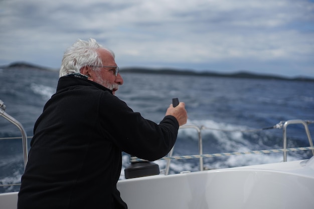 Section médiane d'un homme naviguant sur la mer contre le ciel