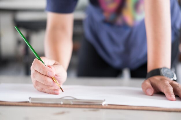 Photo la section médiane d'un homme peint sur une table