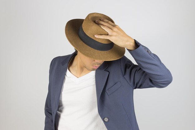 Photo section médiane d'un homme portant un chapeau sur un fond blanc