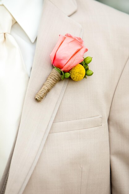 Section médiane d'un homme portant un costume avec une rose