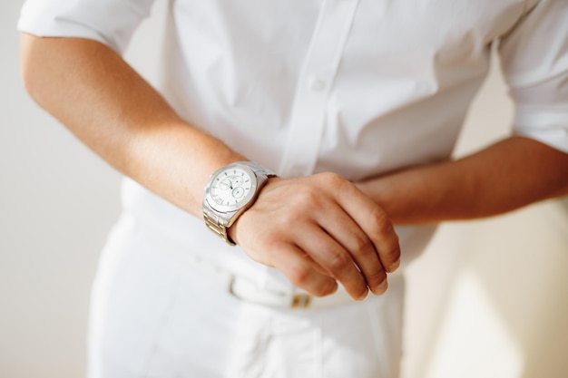 Section médiane d'un homme portant une montre de poignet