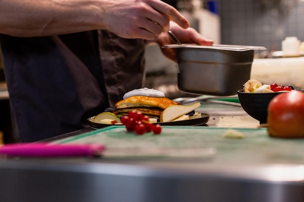 Photo section médiane d'un homme préparant de la nourriture dans la cuisine