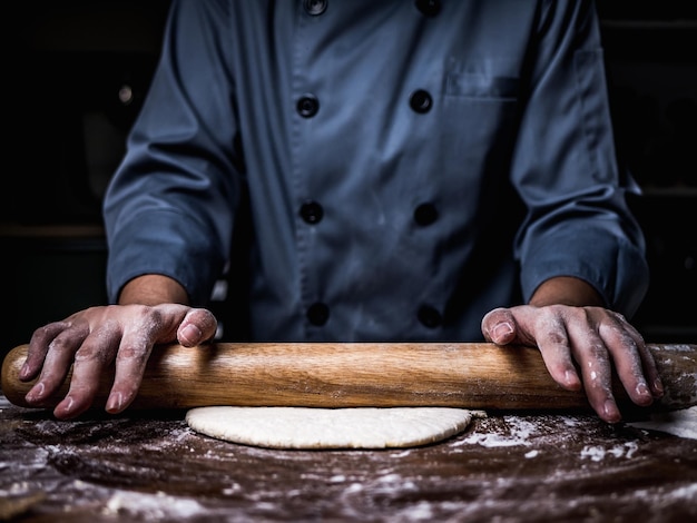 Section médiane d'un homme préparant de la nourriture