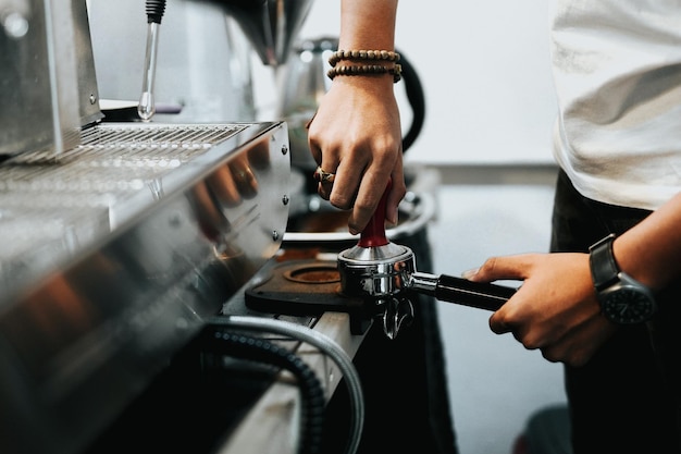 Section médiane d'un homme qui prépare du café