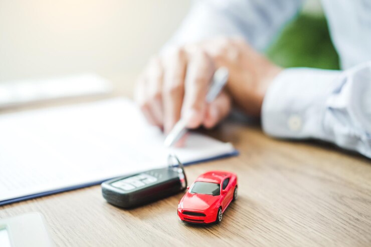 Photo section médiane d'un homme signant un contrat sur la table