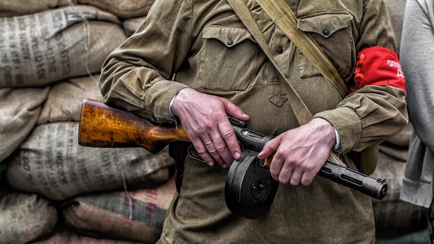 Photo section médiane d'un homme tenant une arme