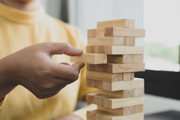 Section médiane d'un homme tenant des blocs de bois