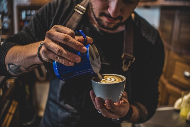 Section médiane d'un homme tenant du café dans un café