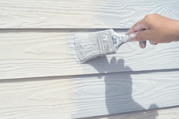 Section médiane d'un homme tenant du papier contre le mur