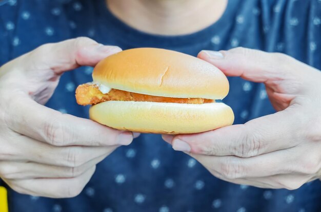 Photo section médiane d'un homme tenant un hamburger