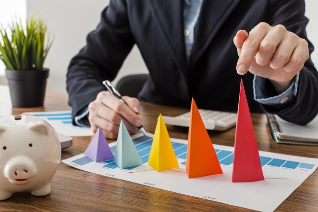 Section médiane d'un homme tenant la main alors qu'il est assis sur la table
