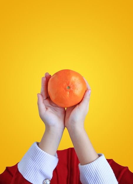 Photo section médiane d'un homme tenant une pomme sur un fond orange