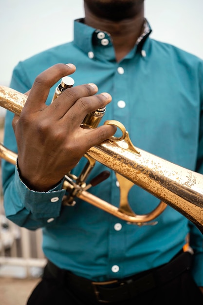 Photo section médiane d'un homme tenant un saxophone