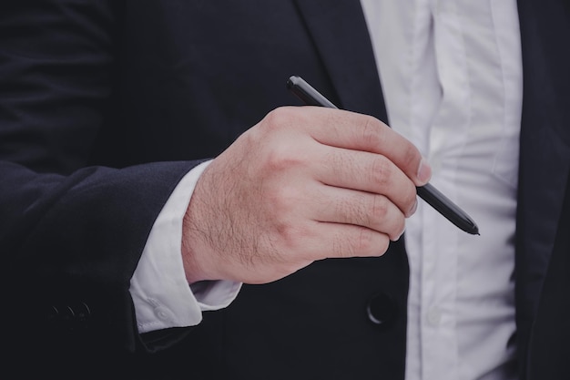 Section médiane d'un homme tenant un stylo