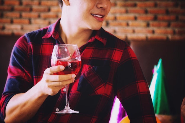 Section médiane d'un homme tenant un verre à une fête