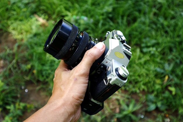 Section médiane d'un homme en train de photographier