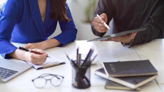 Section médiane d'un homme travaillant au bureau