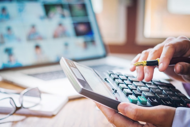 Section médiane d'un homme travaillant sur une calculatrice