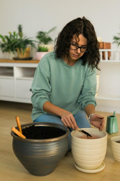 Photo section médiane d'un homme travaillant dans un atelier