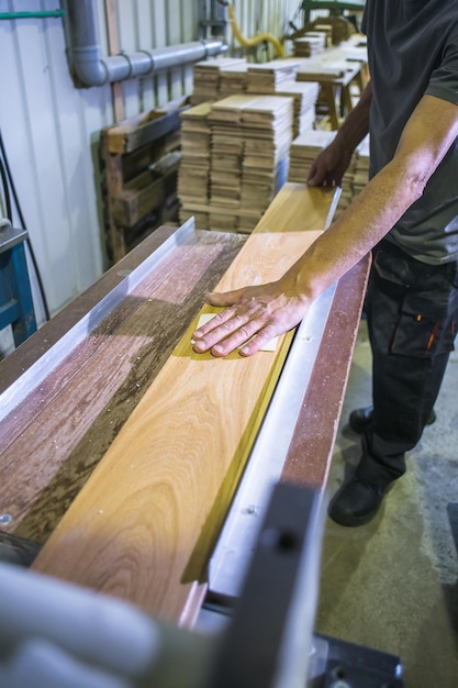 Section médiane d'un homme travaillant dans un atelier