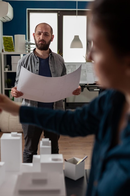 Photo section médiane d'un homme travaillant dans un bureau