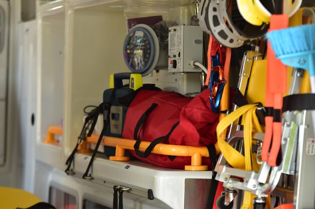 Photo section médiane d'un homme travaillant dans une usine