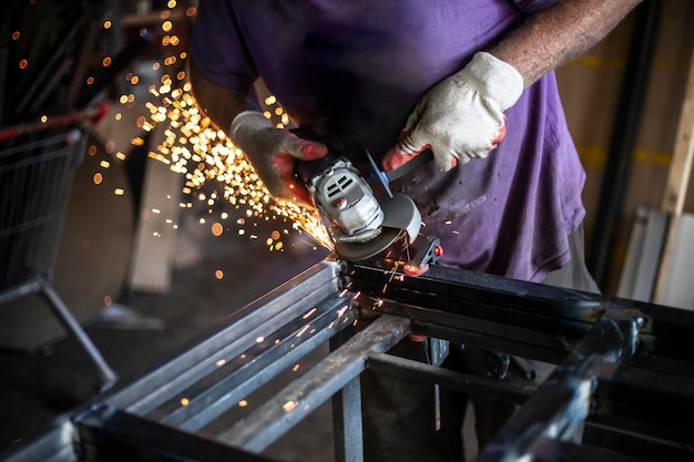 Photo section médiane d'un homme travaillant dans une usine