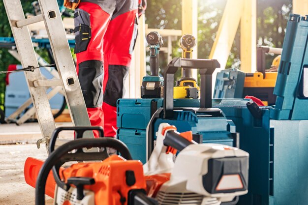 Photo section médiane d'un homme travaillant dans une usine