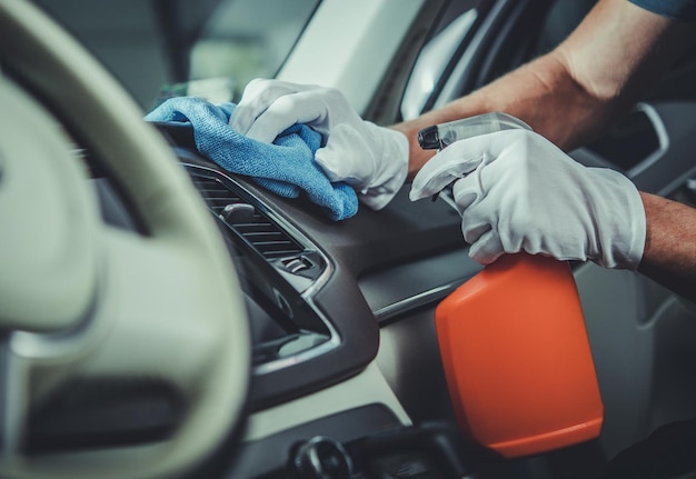 Photo une section médiane d'un homme travaillant dans une voiture.