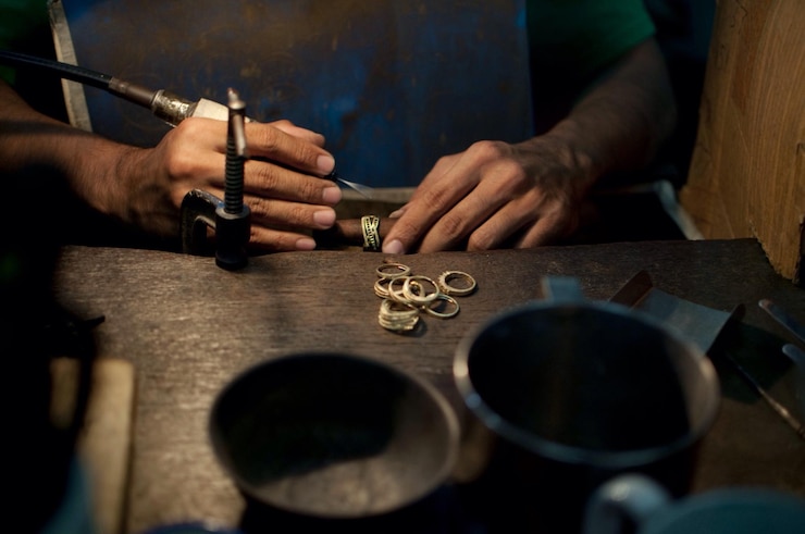 Photo section médiane d'un homme travaillant à une table dans un atelier