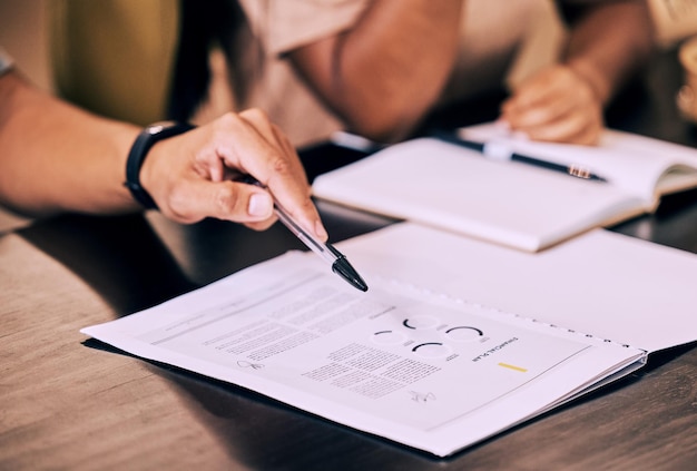 Section médiane d'un homme travaillant sur une table