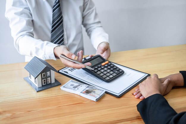 Section médiane d'un homme travaillant sur une table