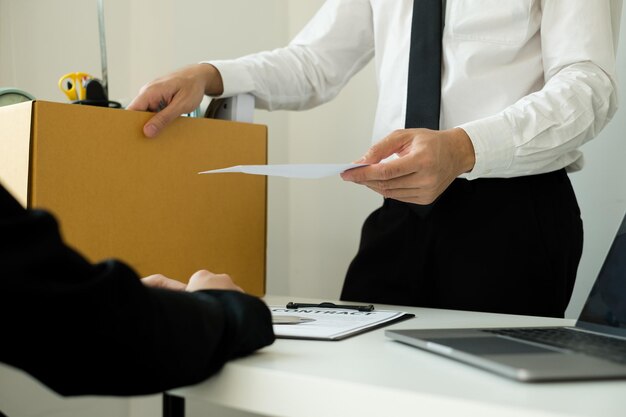 Section médiane d'un homme travaillant sur une table