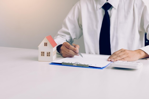 Section médiane d'un homme travaillant sur une table