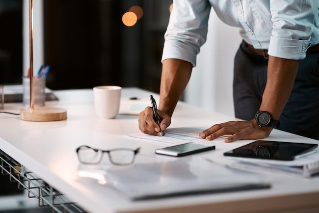 Section médiane d'un homme travaillant sur une table
