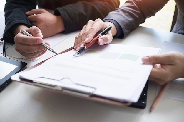 Section médiane d'un homme travaillant sur une table