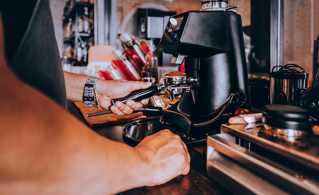 Section médiane d'un homme utilisant une machine à café