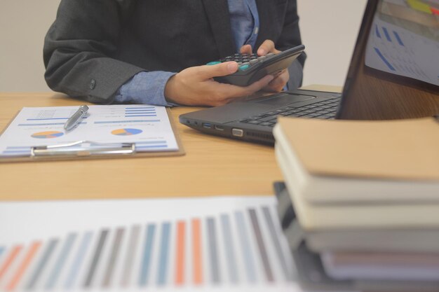 Section médiane d'un homme utilisant un ordinateur portable sur la table